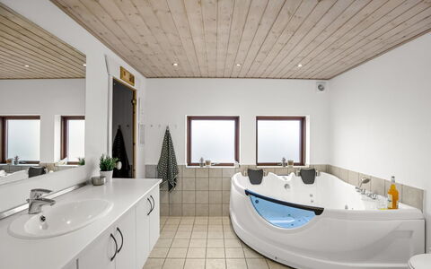 Emma - 976M from the Sea: Mueble, Mueble Para Exteriores, Vajilla, Mesa, Drinkware, Silla, Mesa Al Aire Libre, Comida, Botella