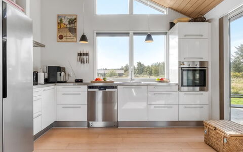 Yaim - 800M from the Sea: Cocina, Mostrador, Piso, Aparato De Cocina, Mueble, Diseño De Interiores, Gabinetes, Electrodoméstico, Madera, Suelo