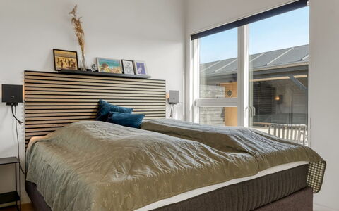 Yaim - 800M from the Sea: Cama, Habitación, Madera, Mueble, Lecho, Sábana, Marco De La Cama, Linos, Diseño De Interiores, Suelo