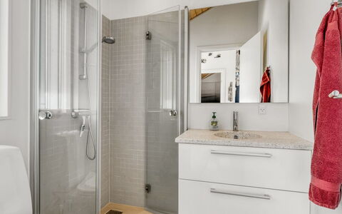 Yaim - 800M from the Sea: Arreglo De Tubería, Baño, Piso, Suelo, Diseño De Interiores, Mueble De Baño, Lavabo Del Baño, Lavabo, Grifo, Plomería