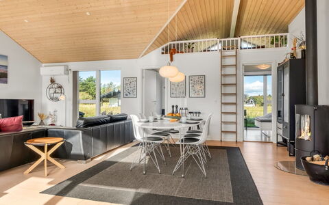 Yaim - 800M from the Sea: Diseño De Interiores, Piso, Madera, Techo, Mueble, Suelo, Sala, Suelos De Madera, Cocina Y Comedor Mesa, Mesa