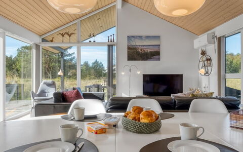 Yaim - 800M from the Sea: Diseño De Interiores, Techo, Casa, Piso, Lámpara, Sala, Cocina Y Comedor Mesa, Silla, Sombra