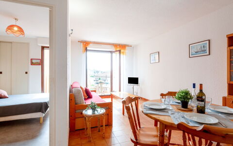 Les Pins Ensoleilles: Mueble, Mesa, Marco, Naranja, Edificio, Madera, Vajilla, Comodidad, Diseño De Interiores, Silla