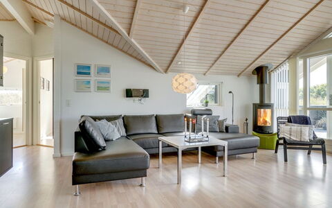 Aria - 1.2Km from the Sea: Diseño De Interiores, Mueble, Sofá, Piso, Sala, Madera, Suelo, Techo, Suelos De Madera, Encendiendo