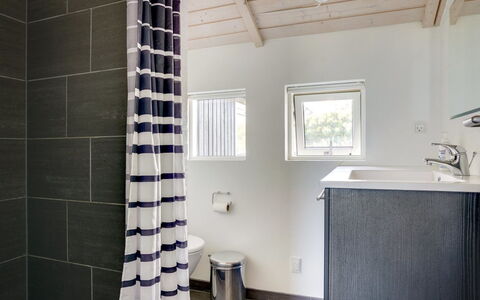 Aria - 1.2Km from the Sea: Baño, Pared, Diseño De Interiores, Piso, Arreglo De Tubería, Suelo, Encendiendo, Plomería, Baño, Techo