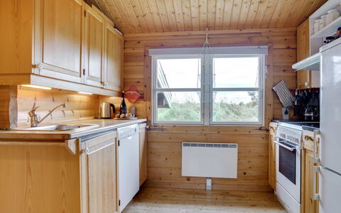 Thrym - 900M from the Sea: Cocina, Aparato De Cocina, Madera, Electrodoméstico, Mostrador, Piso, Gabinetes, Diseño De Interiores, Fregadero, Techo