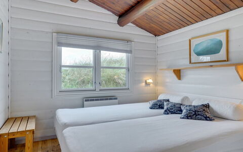 Thrym - 900M from the Sea: Madera, Techo, Madera Dura, Tablón, Habitación, Cama, Suelos De Madera, Lecho, Manchas De Madera, Marco De La Cama