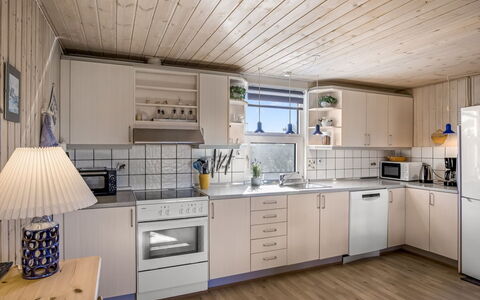 Vili - 441M from the Sea: Cocina, Mostrador, Madera, Aparato De Cocina, Mueble, Electrodoméstico, Diseño De Interiores, Gabinetes, Techo, Piso