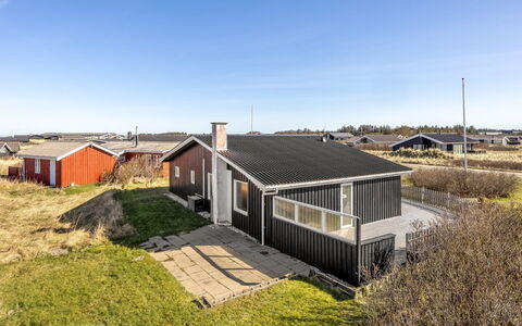 Vili - 441M from the Sea: Casa, Casa, Puerta, Techo, Cabaña, Inmuebles, Jardín, Sombra, Vía Muerta, Yarda