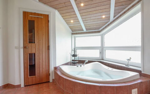Carlina - 1.3Km from the Sea: Piso, Diseño De Interiores, Arreglo De Tubería, Bañera, Techo, Suelo, Encendiendo, Baño, Plomería, Habitación