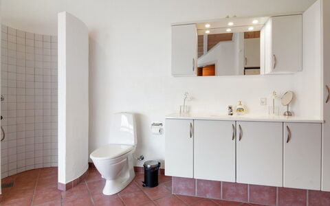 Carlina - 1.3Km from the Sea: Lavabo Del Baño, Arreglo De Tubería, Lavabo, Piso, Suelo, Baño, Diseño De Interiores, Grifo, Baño, Plomería
