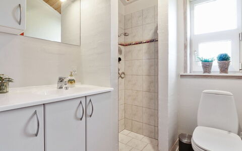 Carlina - 1.3Km from the Sea: Baño, Arreglo De Tubería, Piso, Pared, Diseño De Interiores, Suelo, Lavabo, Mueble De Baño, Grifo, Baño