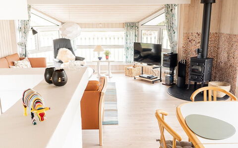 Mila - 750M from the Sea: Mueble, Diseño De Interiores, Madera, Piso, Techo, Suelo, Sala, Habitación, Encendiendo, Casa