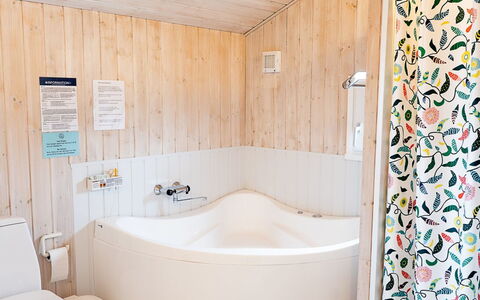 Mila - 750M from the Sea: Diseño De Interiores, Piso, Arreglo De Tubería, Suelo, Baño, Textil, Bañera, Techo, Encendiendo, Habitación
