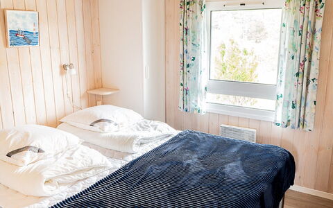 Mila - 750M from the Sea: Mueble, Diseño De Interiores, Cama, Habitación, Madera, Sábana, Suelo, Piso, Lecho, Linos
