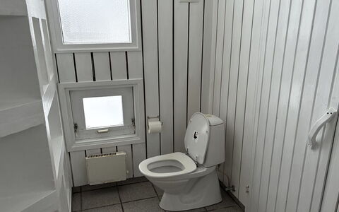 Ilmo - 950M from the Sea: Asiento Del Baño, Baño, Arreglo De Tubería, Piso, Baño, Suelo, Plomería, Loseta