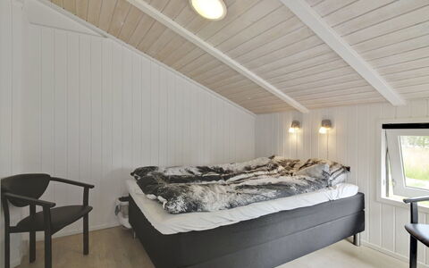 Ilmo - 950M from the Sea: Techo, Habitación, Diseño De Interiores, Piso, Suelo, Marco De La Cama, Cama, Lecho, Sábana, Habitación
