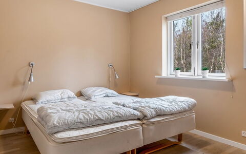 Jurgis - 300M from the Sea: Habitación, Madera, Suelo, Cama, Diseño De Interiores, Piso, Mueble, Sábana, Lecho, Encendiendo