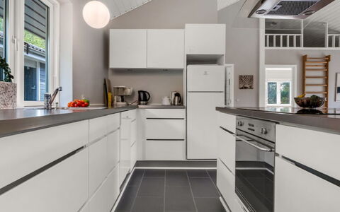 Jurgis - 300M from the Sea: Cocina, Mostrador, Aparato De Cocina, Diseño De Interiores, Piso, Electrodoméstico, Gabinetes, Techo, Madera, Suelo