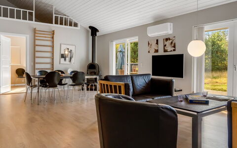 Jurgis - 300M from the Sea: Mueble, Diseño De Interiores, Piso, Pared, Suelo, Techo, Madera, Sala, Sofá, Encendiendo