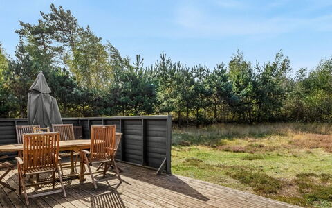 Jurgis - 300M from the Sea: Madera, El Terreno Del Lote, Madera Dura, Tablón, Cubierta, Sombra, Jardín, Mueble Para Exteriores, Manchas De Madera, Paisajismo