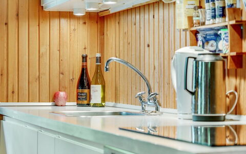 Asmod - 300M from the Sea: Madera, Cocina, Mostrador, Diseño De Interiores, Aparato De Cocina, Piso, Encendiendo, Gabinetes, Casa, Arreglo De Tubería