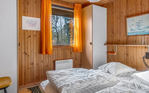 Asmod - 300M from the Sea: Madera, Habitación, Diseño De Interiores, Cama, Sábana, Casa, Lecho, Manchas De Madera, Marco De La Cama, Madera Dura