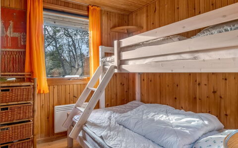 Asmod - 300M from the Sea: Madera, Habitación, Manchas De Madera, Techo, Madera Dura, Casa, Cama, Tablón, Sábana, Lecho