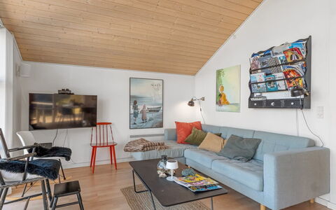 Tishon - 100M from the Sea: Diseño De Interiores, Mueble, Sofá, Piso, Pared, Suelo, Madera, Sala, Techo, Habitación