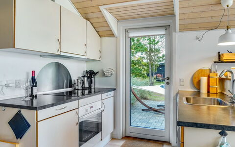 Tishon - 100M from the Sea: Madera, Cocina, Piso, Diseño De Interiores, Mostrador, Aparato De Cocina, Electrodoméstico, Suelo, Casa, Arreglo De Tubería