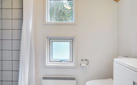 Tishon - 100M from the Sea: Pared, Piso, Diseño De Interiores, Madera, Suelo, Techo, Arreglo De Tubería, Baño, Habitación, Casa