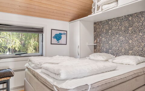 Tishon - 100M from the Sea: Diseño De Interiores, Habitación, Cama, Sábana, Techo, Lecho, Habitación, Marco De La Cama, Linos, Colchón