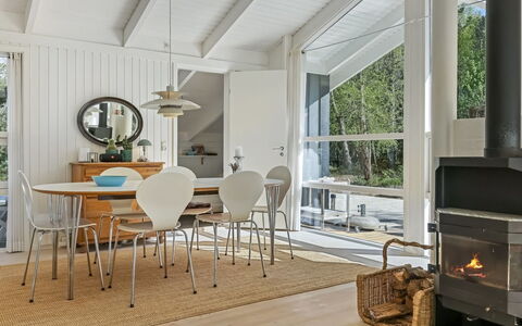 Ran - 600M from the Sea: Diseño De Interiores, Mueble, Piso, Madera, Techo, Suelo, Silla, Lámpara, Encendiendo, Sala