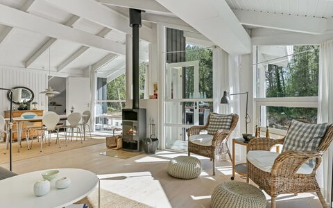 Ran - 600M from the Sea: Diseño De Interiores, Mueble, Techo, Madera, Piso, Suelo, Sala, Silla, Casa, Lámpara