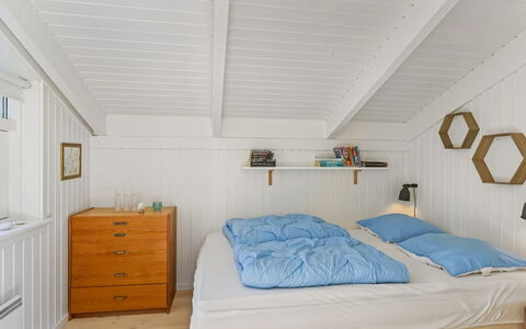 Ran - 600M from the Sea: Habitación, Madera, Techo, Diseño De Interiores, Piso, Cama, Suelo, Sábana, Mueble, Lecho