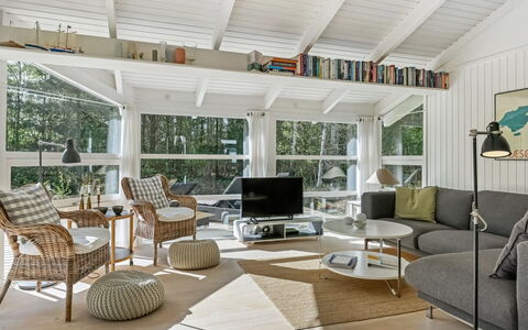 Ran - 600M from the Sea: Mueble, Diseño De Interiores, Piso, Sofá, Madera, Techo, Sala, Suelo, Silla, Encendiendo