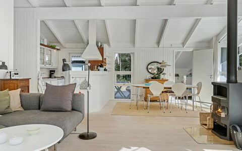 Ran - 600M from the Sea: Piso, Diseño De Interiores, Mueble, Techo, Madera, Suelo, Sala, Sofá, Casa, Habitación