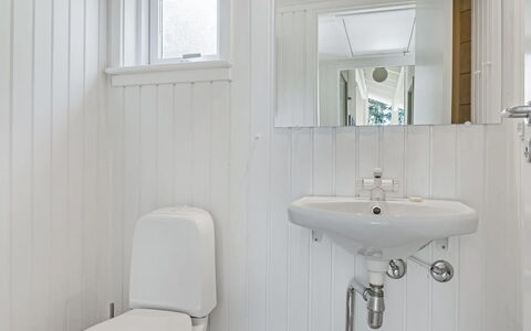 Ran - 600M from the Sea: Pared, Arreglo De Tubería, Baño, Piso, Diseño De Interiores, Suelo, Lavabo, Lavabo Del Baño, Techo, Grifo