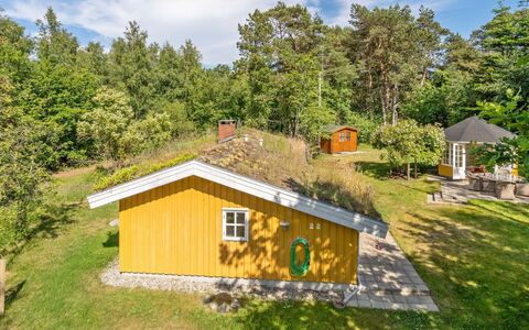 Mirla - 300M from the Sea: Techo, Casa, Casa, Cabaña, Puerta, Vía Muerta, Cubierta, Porche, Tablón, Madera Dura