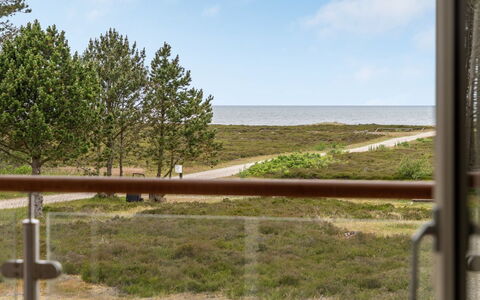 Alf - 200M from the Sea: Mueble, Diseño De Interiores, Piso, Madera, Suelo, Techo, Suelos De Madera, Silla, Mesa, Encendiendo