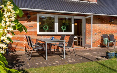 Ognen - 1.5Km from the Sea: Piscina, Mueble Para Exteriores, Mueble, Recurso, Losa, Eco Hotel, Sombra, Silla, Ocio, Inmuebles
