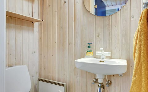 Lovis - 600M from the Sea: Pared, Lavabo Del Baño, Baño, Arreglo De Tubería, Madera, Piso, Lavabo, Diseño De Interiores, Suelo, Baño