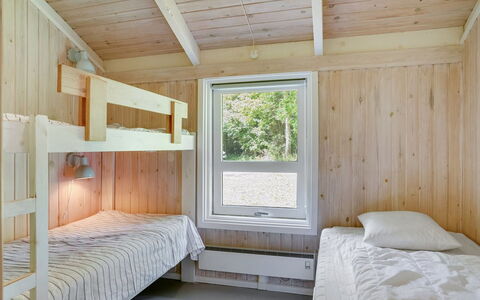 Lovis - 600M from the Sea: Madera, Litera, Habitación, Techo, Suelo, Cama, Marco De La Cama, Manchas De Madera, Madera Dura, Lecho