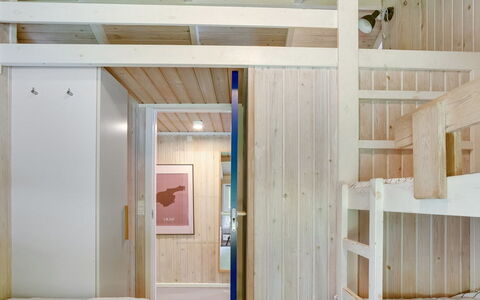 Lovis - 600M from the Sea: Habitación, Diseño De Interiores, Piso, Suelo, Madera, Cama, Techo, Litera, Mueble, Habitación