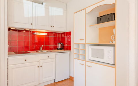 Sainte Maxime 450: Gabinetes, Mueble, Ventana, Edificio, Aparato De Cocina, Mostrador, Cocina, Madera, Diseño De Interiores