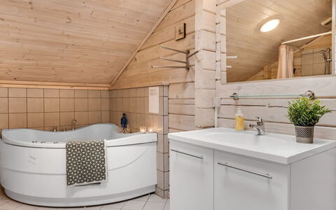 Tanas - 2Km from the Sea: Piso, Arreglo De Tubería, Diseño De Interiores, Lavabo, Suelo, Grifo, Mueble De Baño, Plomería, Baño, Techo