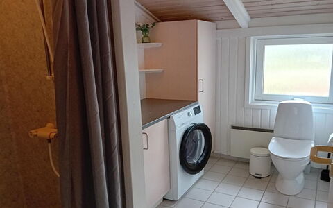 Eldmar - 500M from the Sea: Lavadora, Madera, Piso, Suelo, Secadora De Ropa, Diseño De Interiores, Cuarto De Lavado, Habitación, Arreglo De Tubería, Plomería