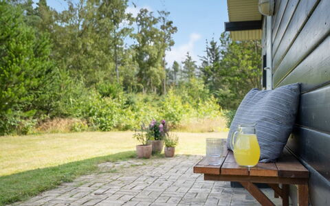 Gizelle - 1.5Km from the Sea: Arbusto, El Terreno Del Lote, Jardín, Mueble Para Exteriores, Cobertura Del Suelo, Cabaña, Primavera, Patio Interior, Paisajismo, Sombra