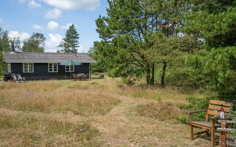 Gizelle - 1.5Km from the Sea: Hierba, Árbol, Edificio, Casa, Techo, Casa, Cabaña, Área Rural, Pradera