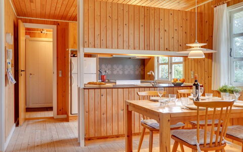 Gizelle - 1.5Km from the Sea: Cocina, Diseño De Interiores, Piso, Mueble, Madera, Lámpara, Techo, Mostrador, Suelo, Encendiendo